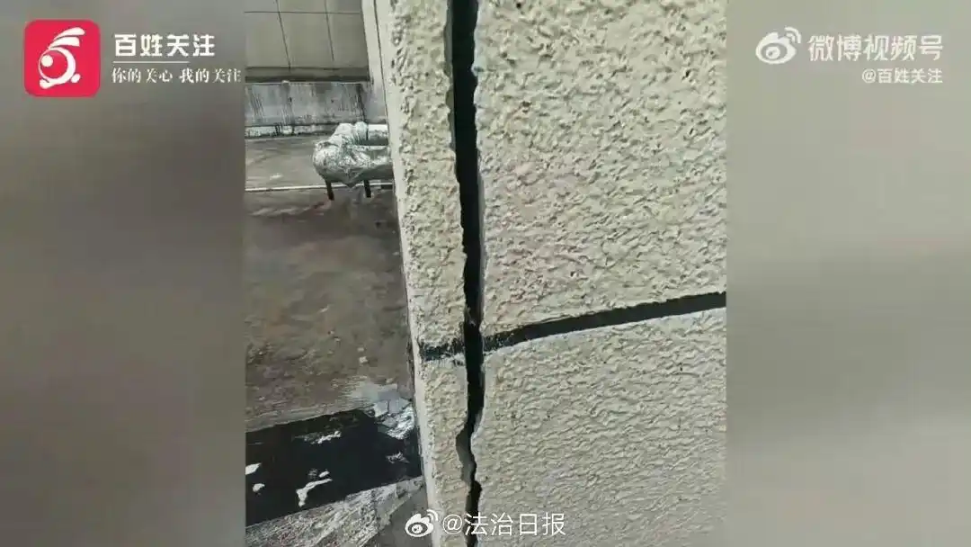 私挖300平方米地下室致整栋楼32户墙体开裂，责任谁担？