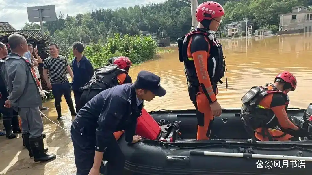 暴雨突袭！贵州雷山山洪冲进居民楼，阳台呼救惊险救援全记录