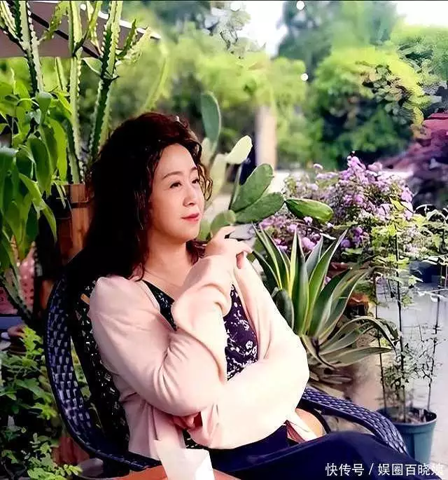 邓婕为何不生孩子，嫁给张国立背后，藏着怎样的婚姻智慧