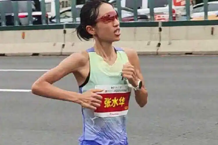 潮评丨呼吁医院开除“最快女护士”？警惕舆论的放大镜效应