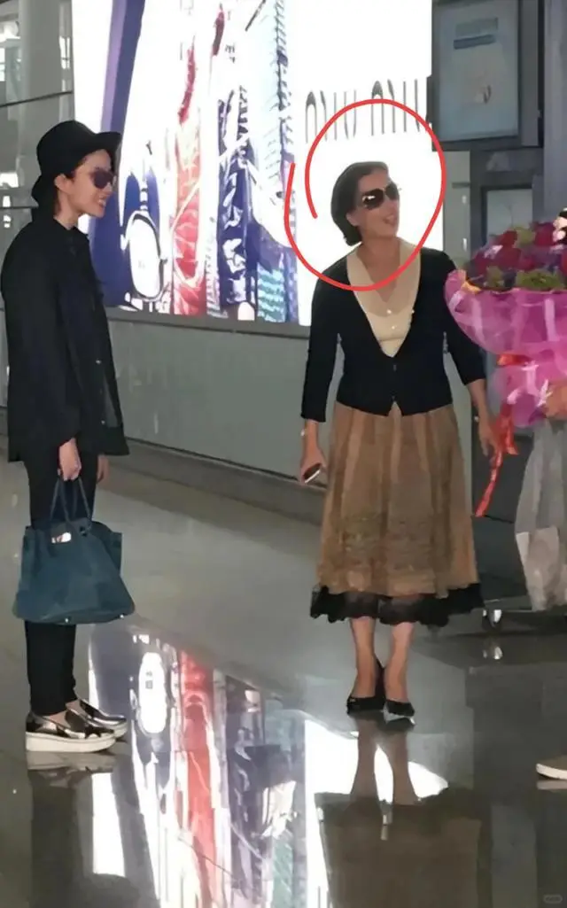 刘亦菲迪丽热巴同框相视一笑_刘晓莉与刘亦菲母女情深_刘亦菲母亲优雅气质