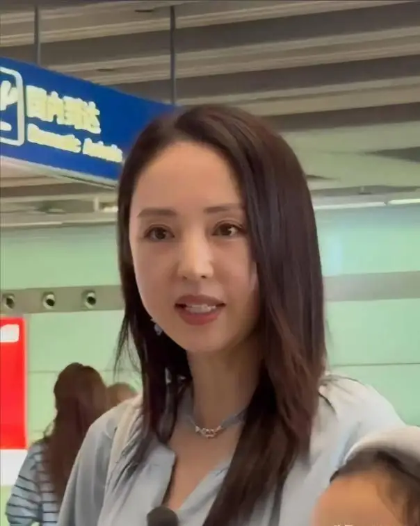 董璇张维伊见面礼金子事件_董璇恋爱脑金饰送礼被质疑_董璇说不会把钱都给张维伊