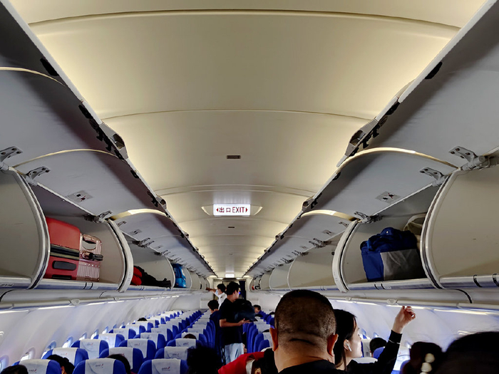 乘坐飞机观赏云海_从飞机往外看_飞机舷窗拍摄技巧