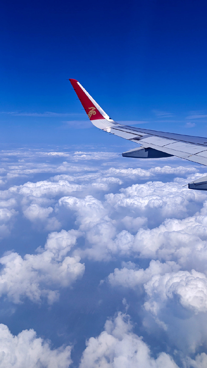 飞机舷窗拍摄技巧_从飞机往外看_乘坐飞机观赏云海