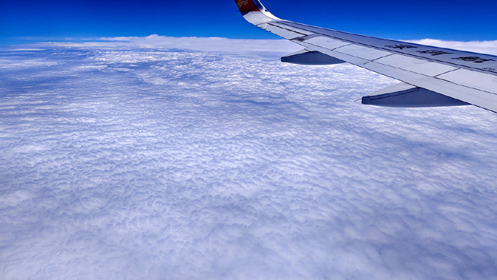 飞机舷窗拍摄技巧_乘坐飞机观赏云海_从飞机往外看