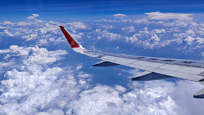 从飞机往外看_飞机舷窗拍摄技巧_乘坐飞机观赏云海