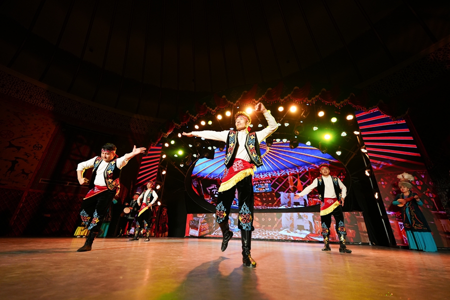 习近平总书记关心新疆建设发展故事_总书记的“家常话”格外暖心_民族团结一家亲