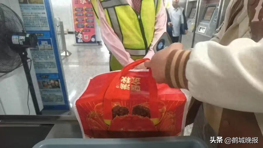 事发上海地铁！活的禁入！一对男女惊呆：“绑成这样还能越狱？”