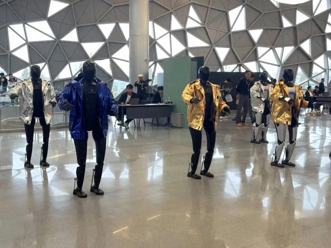 两万元一支舞，机器人租赁真能赚钱吗，还是被平台和二开吃掉？热闹背后算一笔账→