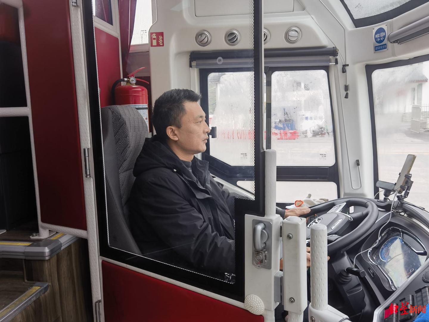 春运长途汽车司机，连续15年“方向盘上”过除夕：年夜饭是泡面加卤蛋