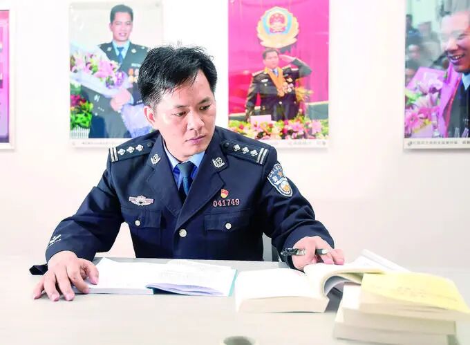 他是电影《特警英雄》角色原型，他的头部中弹，从大脑左侧取出了52块颅骨碎片……