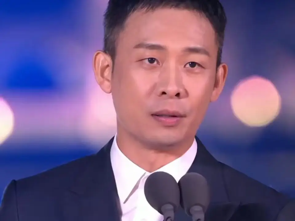 带着儿子二婚嫁影帝张译，如今19年过去，才知道她嫁的有多值