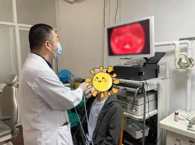 真菌性咽喉炎_嗓子疼就吃抗生素？当心“引来”真菌_抗生素使用误区