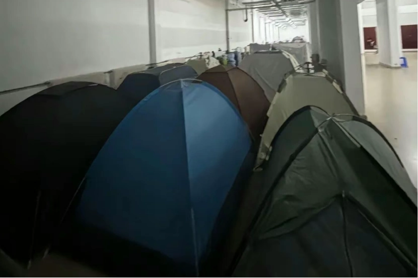 热搜第一！学生热得在楼道、操场打地铺，多所高校回应无空调