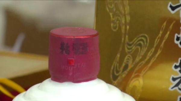 女子买酒被骗六万 民警揪出嫌疑人！现场查获假酒375瓶 涉案30余万元
