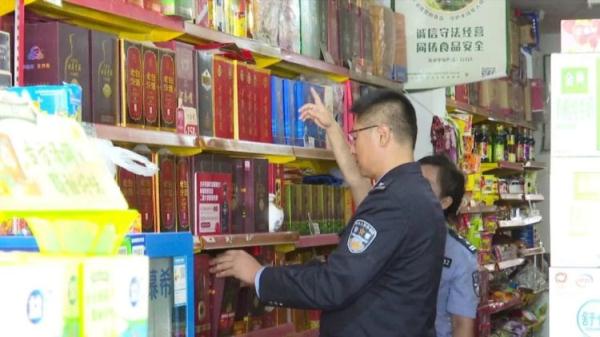 女子买酒被骗六万 民警揪出嫌疑人！现场查获假酒375瓶 涉案30余万元