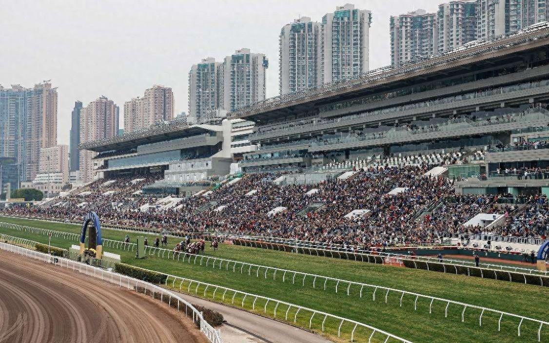 香港赛马会 “2025好运1月1”赛马日活动吸引超四万人入场