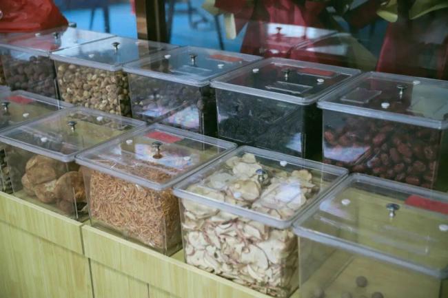 广东一对夫妇长得像复制粘贴 面容相似引发热议