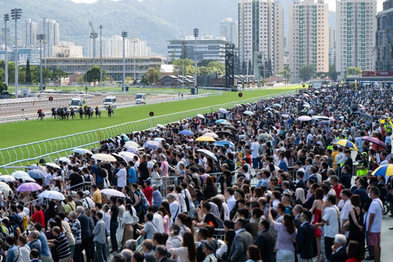 香港国庆赛马日举行，逾34000人欢聚沙田马场