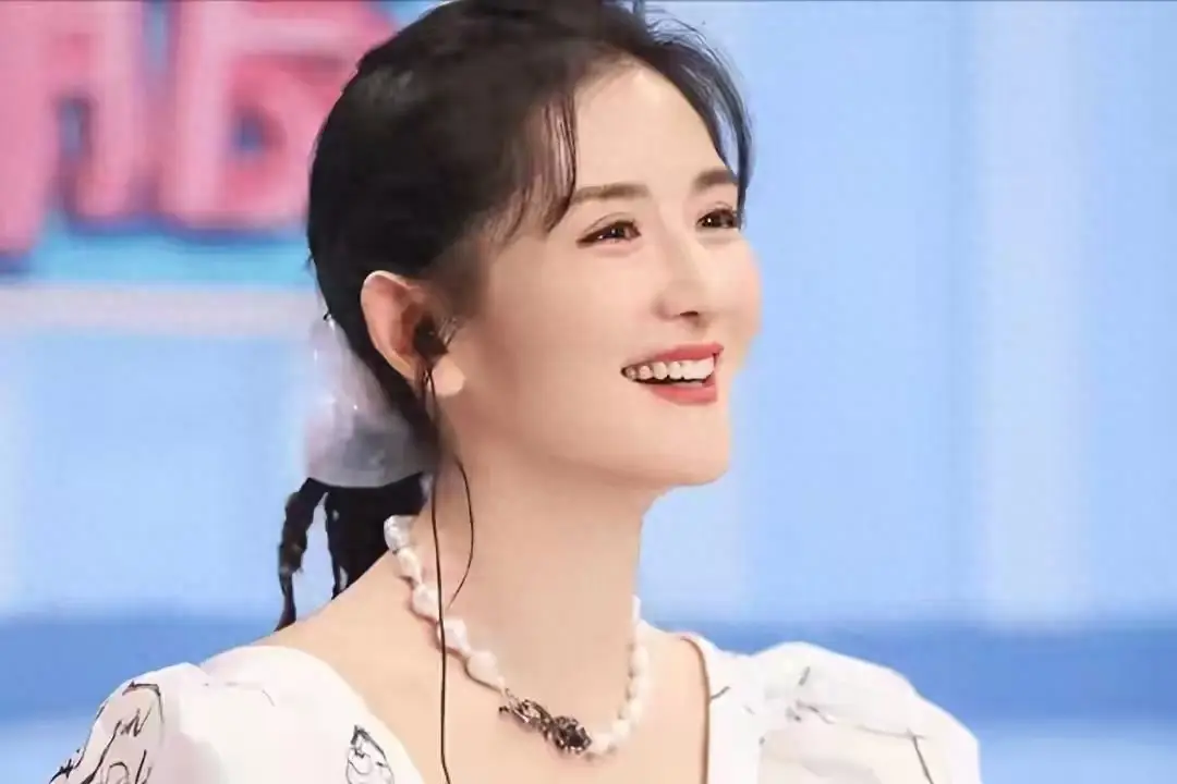 44岁的谢娜再次官宣喜讯，担任央视秋晚主持人，可喜可贺！