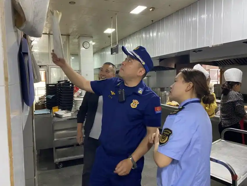 消防检查宣传报道_四川青神县餐饮商铺消防安全隐患排查_青神县消防救援大队联合多部门检查餐饮场所