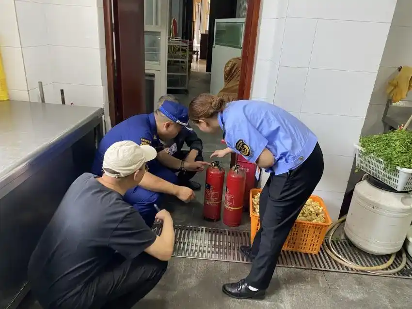消防检查宣传报道_四川青神县餐饮商铺消防安全隐患排查_青神县消防救援大队联合多部门检查餐饮场所