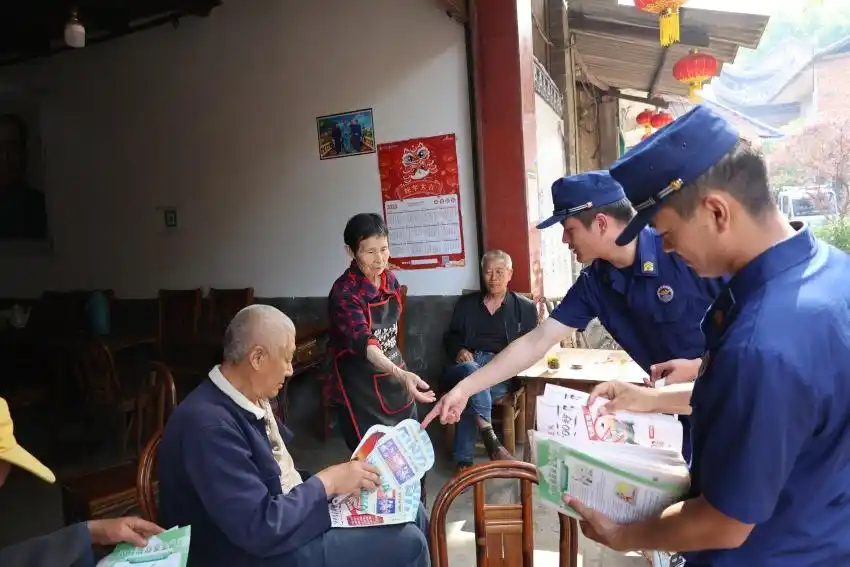 青神县消防救援大队联合多部门检查餐饮场所_四川青神县餐饮商铺消防安全隐患排查_消防检查宣传报道