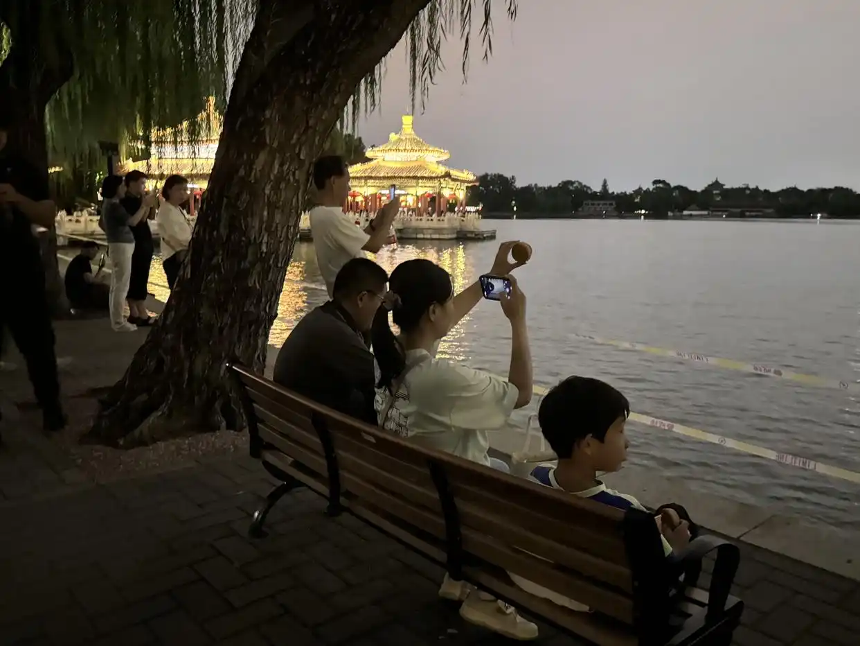 北海公园超级月亮摄影_颐和园上演“彩云追月”_颐和园中秋赏灯赏桂