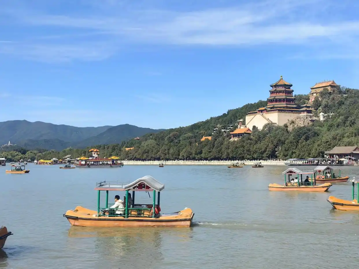 国庆期间颐和园开启景观照明，现绝美夜晚“金光穿洞”