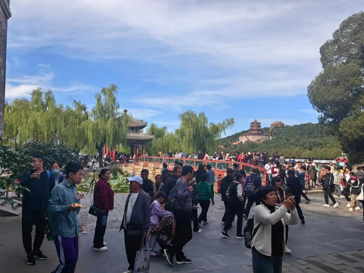 颐和园国庆花坛_颐和园东宫门疏导路线_颐和园上演“彩云追月”