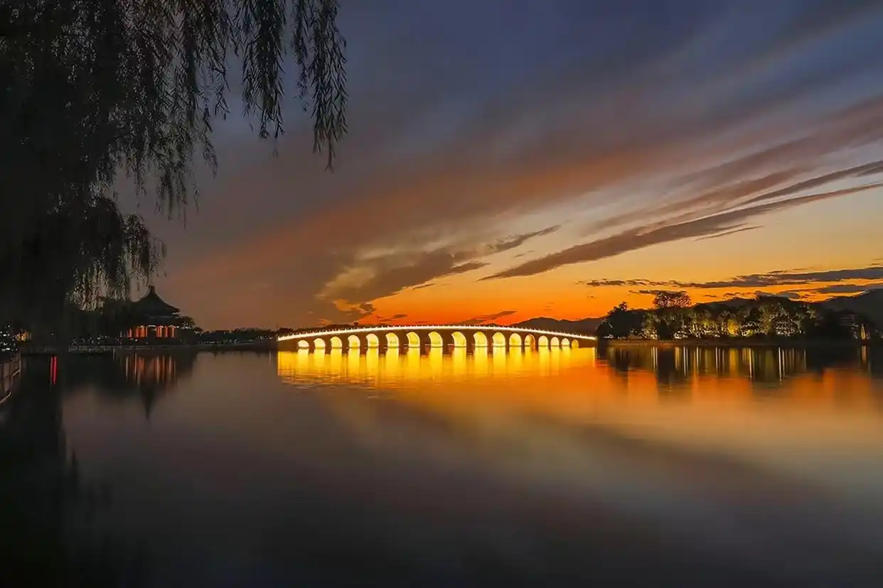 颐和园上演“彩云追月”_颐和园东宫门疏导路线_颐和园国庆花坛