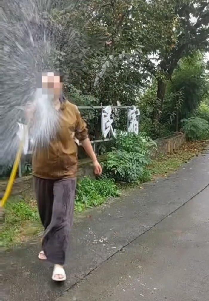 游客在连云港一景区“捡板栗壳”被指盗窃？景区：系商户个人行为，已协商处理