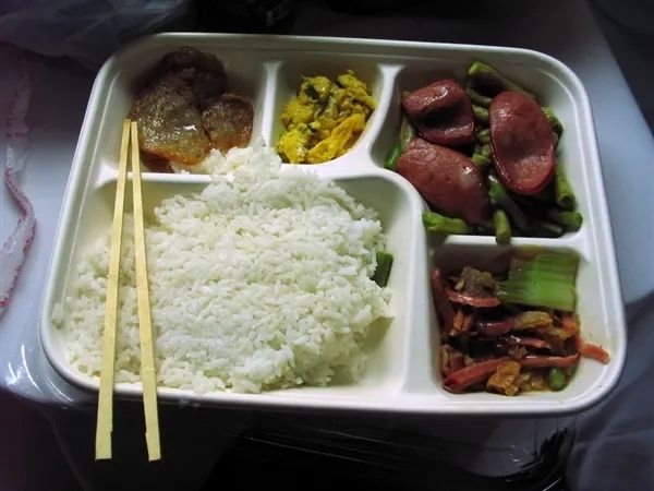 “扔掉隔离盒饭”网上热传，事件又反转？真相是……