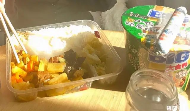 免费午餐浪费问题探讨_内蒙古额济纳旗滞留游客扔掉隔离盒饭事件_游客在内蒙古排队捡土豆 当地回应