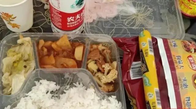 内蒙古额济纳旗滞留游客扔掉隔离盒饭事件_游客在内蒙古排队捡土豆 当地回应_免费午餐浪费问题探讨