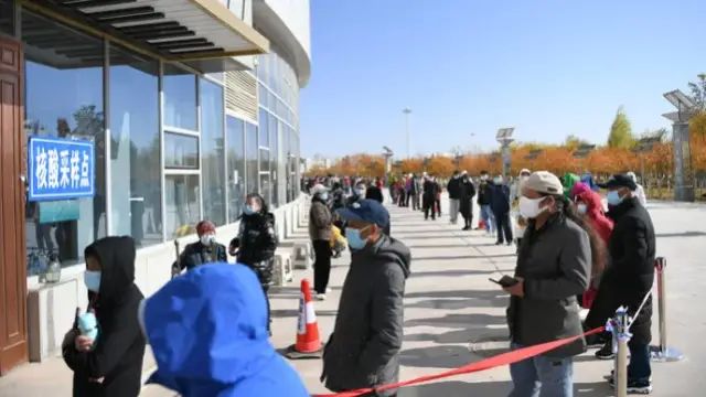 游客在内蒙古排队捡土豆 当地回应_免费午餐浪费问题探讨_内蒙古额济纳旗滞留游客扔掉隔离盒饭事件