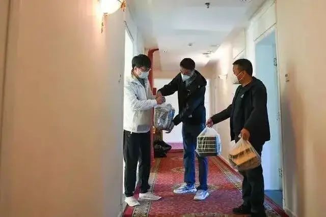 游客在内蒙古排队捡土豆 当地回应_内蒙古额济纳旗滞留游客扔掉隔离盒饭事件_免费午餐浪费问题探讨