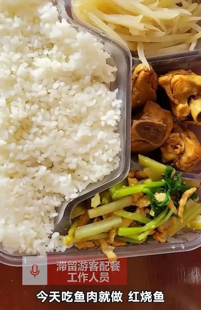 内蒙古额济纳旗滞留游客扔掉隔离盒饭事件_免费午餐浪费问题探讨_游客在内蒙古排队捡土豆 当地回应