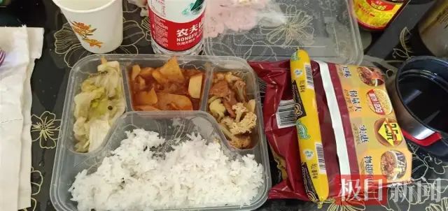内蒙古额济纳旗滞留游客扔掉隔离盒饭事件_游客在内蒙古排队捡土豆 当地回应_免费午餐浪费问题探讨