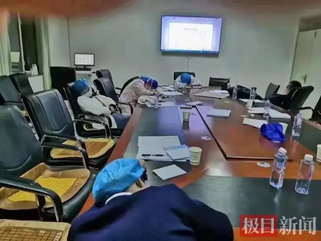 游客在内蒙古排队捡土豆 当地回应_内蒙古额济纳旗滞留游客扔掉隔离盒饭事件_免费午餐浪费问题探讨