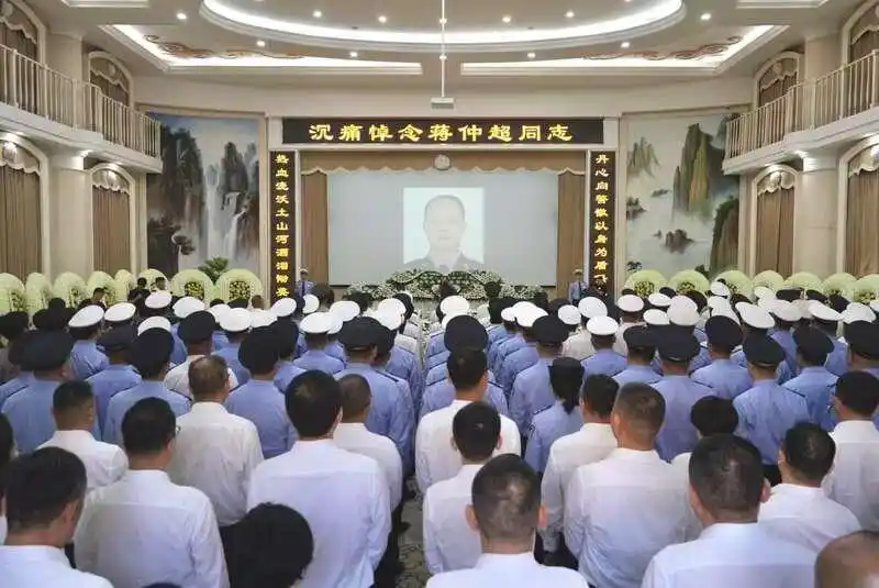 武汉被醉驾车顶行交警昏迷12天后牺牲