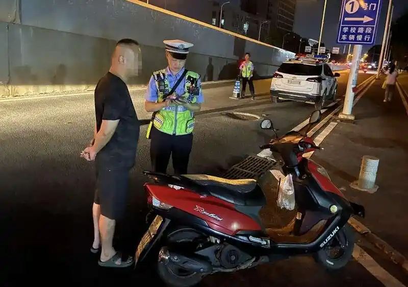 蒋仲超交警顶车牺牲事件_武汉交警蒋仲超牺牲_交警大队中队长执法现场被撞牺牲