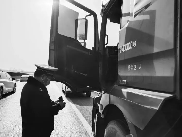 滨州交警因公牺牲 王博 事迹报道_交警大队中队长执法现场被撞牺牲