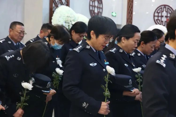 交警大队中队长执法现场被撞牺牲_滨州交警因公牺牲 王博 事迹报道