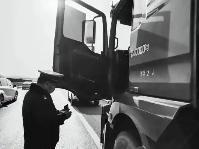 痛心！山东一交警因公牺牲，遭犯罪嫌疑人驾车冲撞