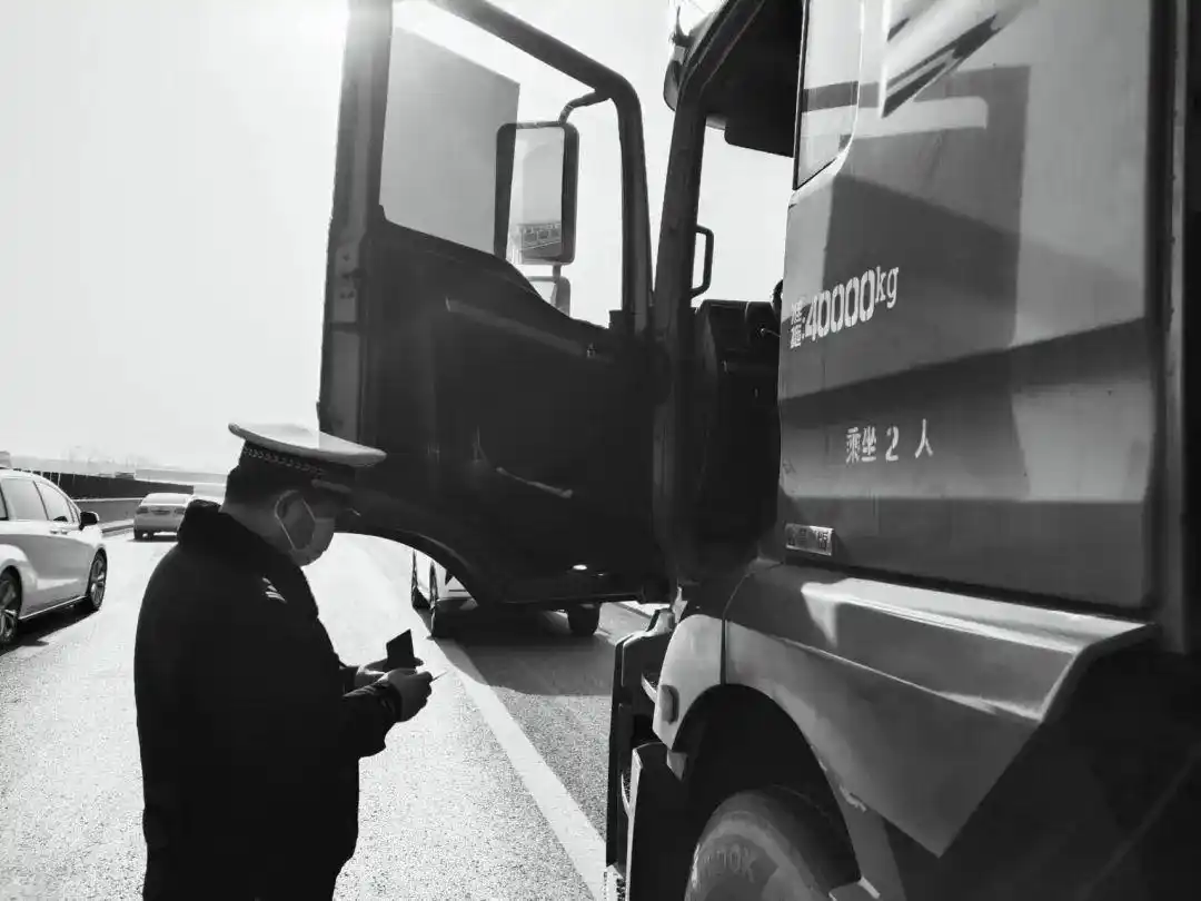 滨州市博兴县公安局交警大队指导员王博因公牺牲_民警王博牺牲事件详情_交警大队中队长执法现场被撞牺牲