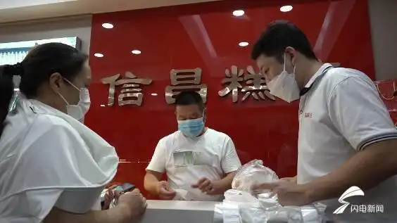 排队一个多小时只为尝尝“老味道” 潍坊百年老店一天卖出5000多斤重油月饼