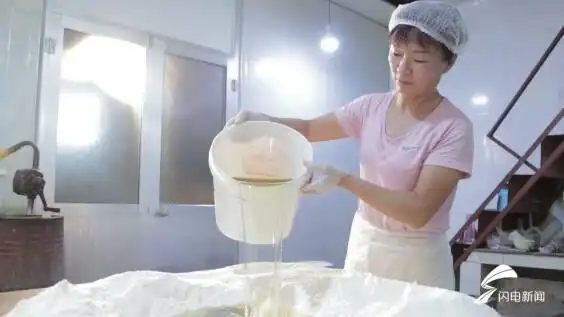 潍坊信昌糕点 重油月饼 潍坊非遗月饼_武汉现超大月饼重388斤 500人排队吃