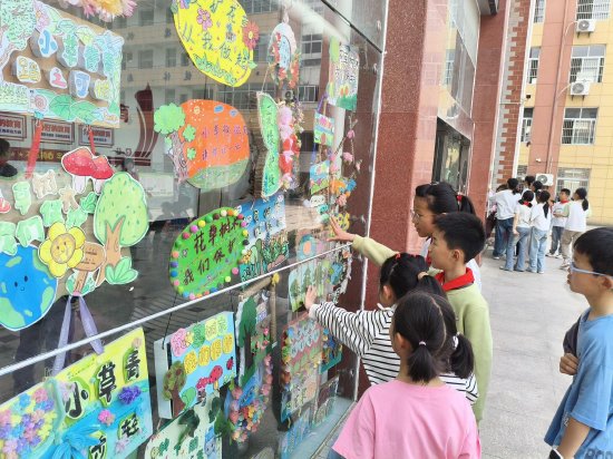 做校园文明提示牌图片_守护美丽校园争做环保小卫士_撮镇学区中心学校护绿爱绿制作温馨提示牌活动