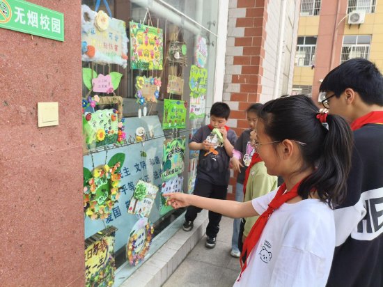 做校园文明提示牌图片_守护美丽校园争做环保小卫士_撮镇学区中心学校护绿爱绿制作温馨提示牌活动